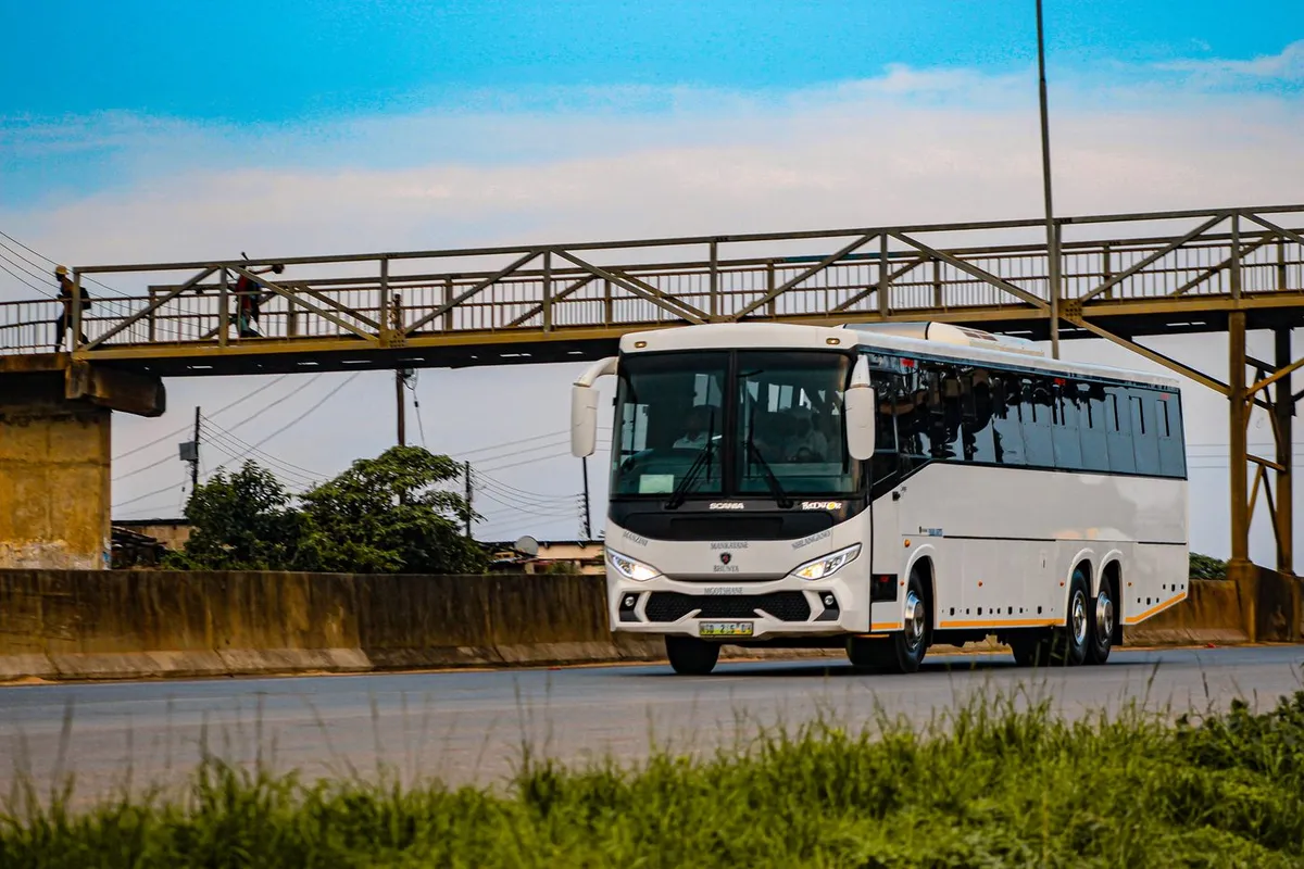 Autocar de tourisme sur la route — photo : Proudlyswazi / Pexels
